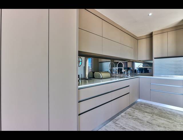 4 BEDROOM APARTMENT FOR SALE IN BEACHFRONT